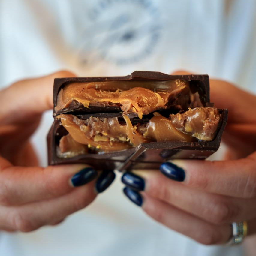 Barra de chocolate avellana con caramelo salado